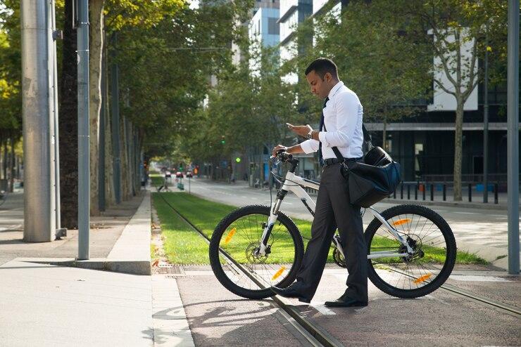 Un homme qui marche avec son vélo dans la rue